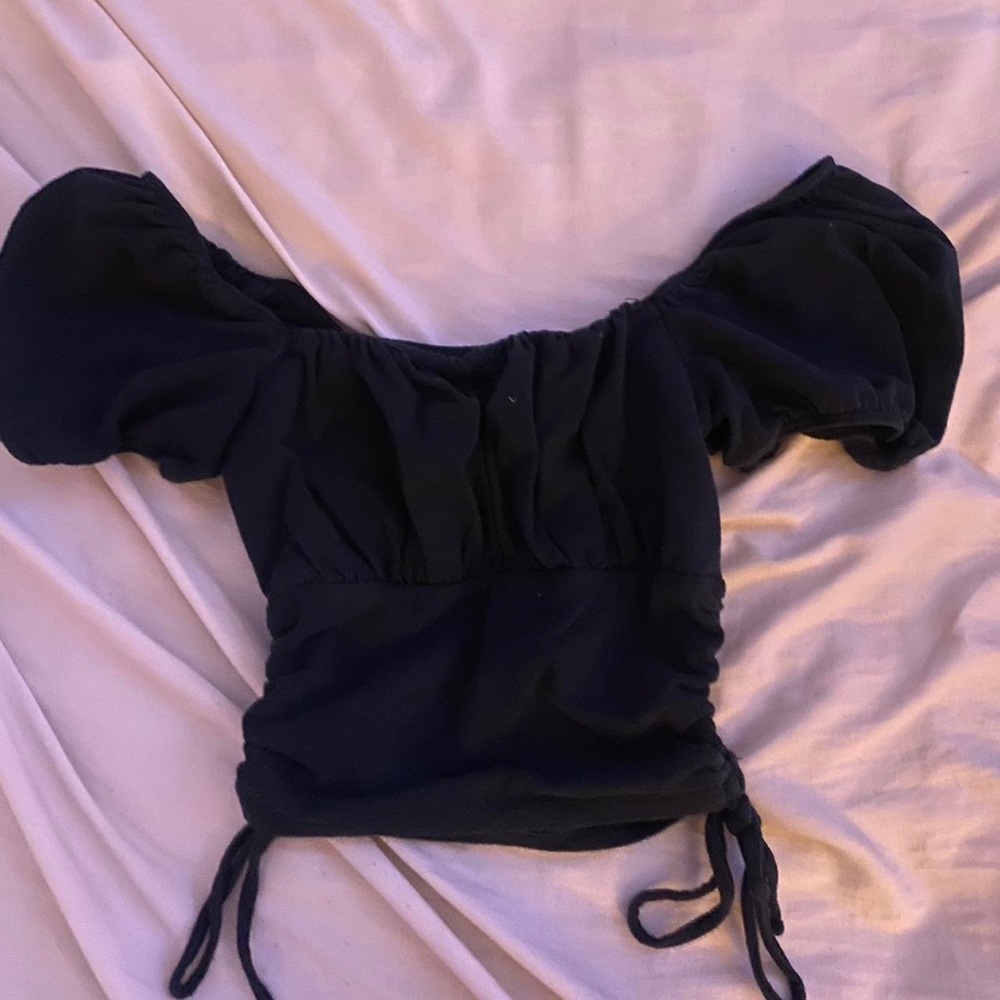 Hollister puffed sleeved runched sides crop top